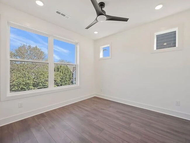 Building Photo - "Spacious 4-Bed Townhouse Oasis in Nashville – 2,500 Sq. Ft. of Modern Comfort!"