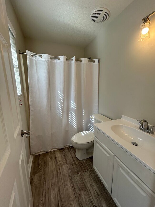 Building Photo - 3-Bedroom, 2-Bath Home on almost an 1 Acre – Pet-Friendly!