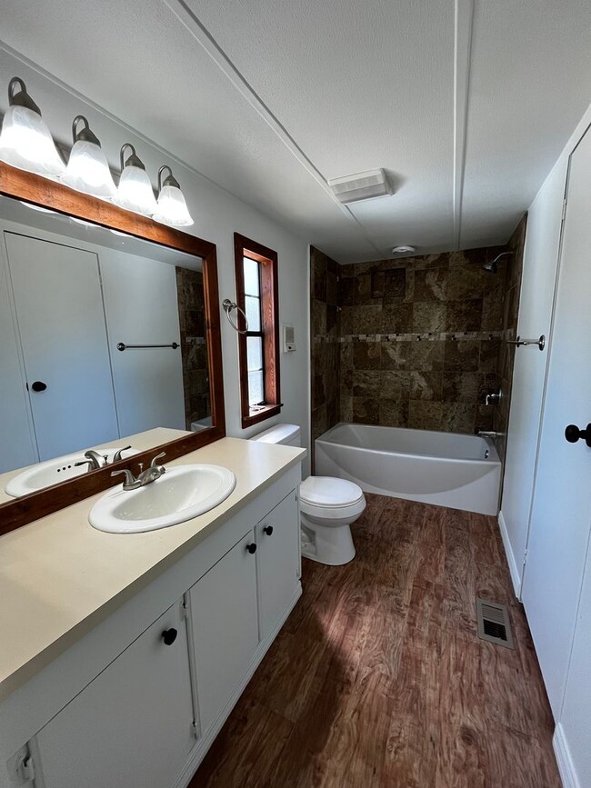 Building Photo - Newly Renovated Small 2BR w/Den Guest House