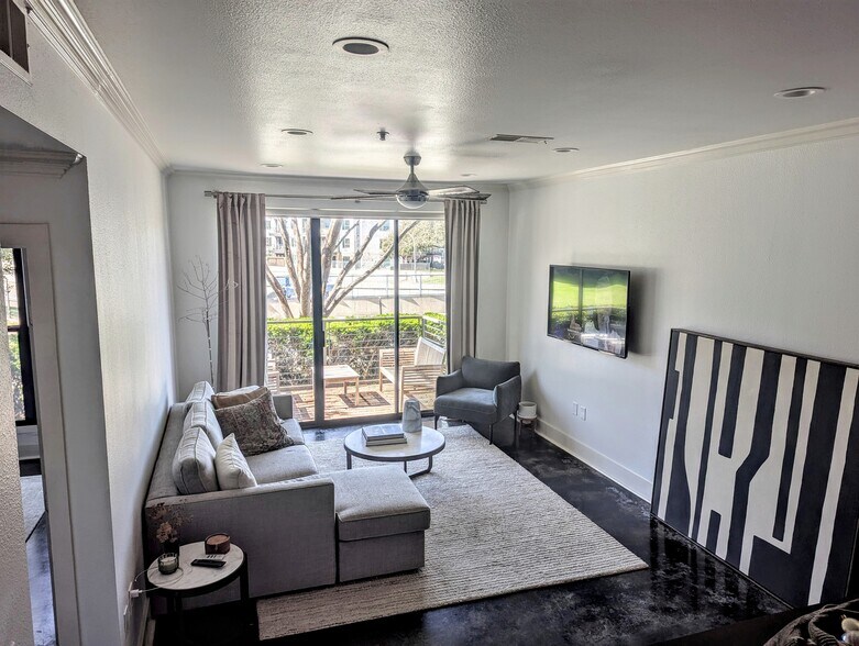 Living space with outdoor patio - 4414 Cedar Springs Rd