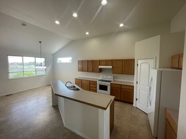 Building Photo - Beautiful 4 Bed, 3 Bath House in Maple Hill!