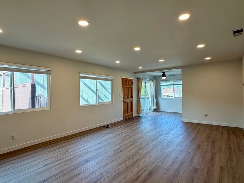 Building Photo - 1114 W 163rd St