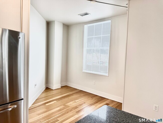 Building Photo - 60 Willow St