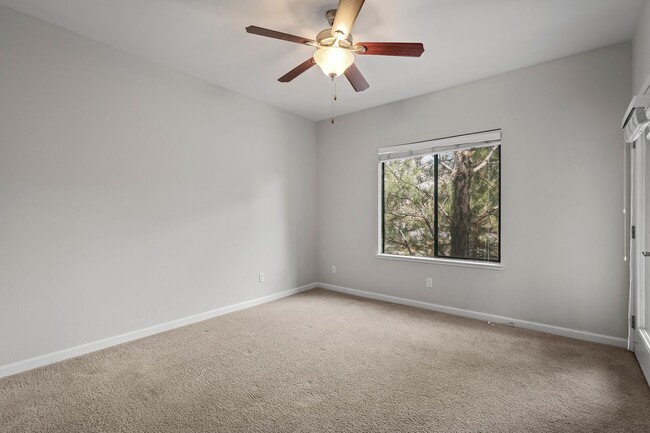 Building Photo - Beautiful 2-bedroom, 2 bath Condo in Gated...