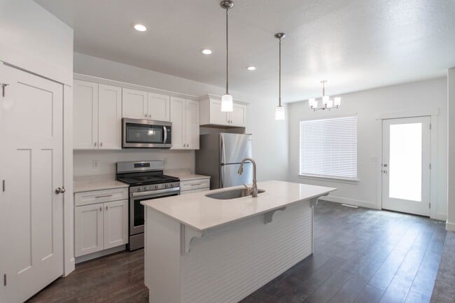 Building Photo - Beautiful 4 Bedroom Townhome in Saratoga Springs!