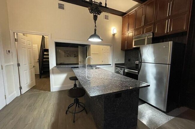 Building Photo - Gorgeous Garden Level 1-Bed with Laundry in Unit