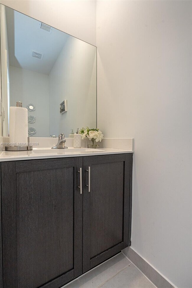 Building Photo - 139 NE 27th Terrace