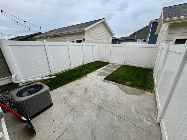 Building Photo - 2 Bedroom 2.5 Bathroom Duplex in the Annafeld Subdivision