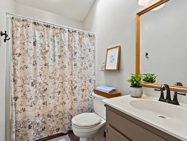 Building Photo - 1032 Summit Dr