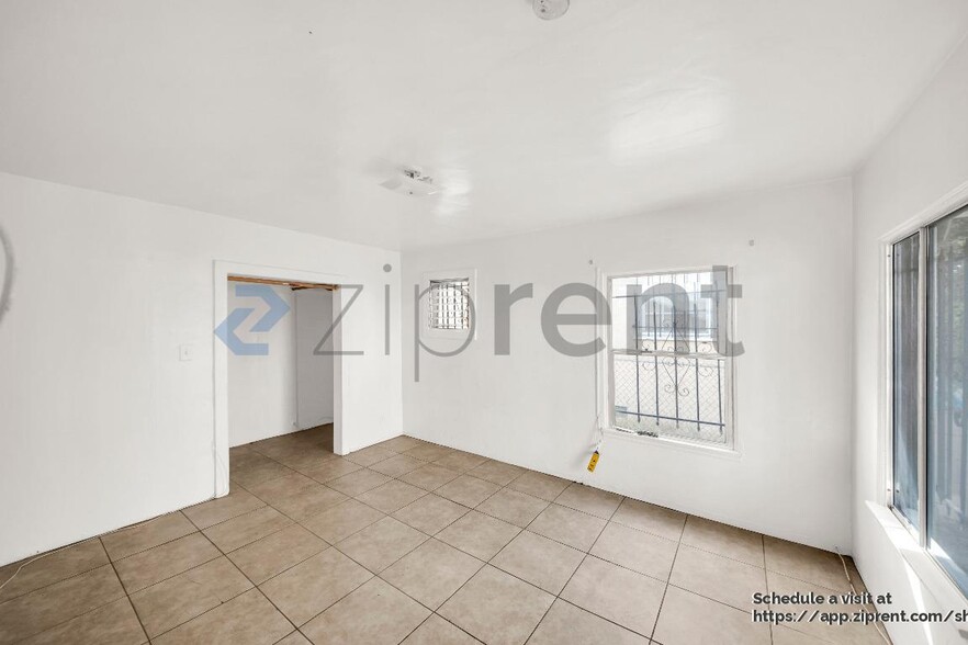 Building Photo - 910 E 90th St