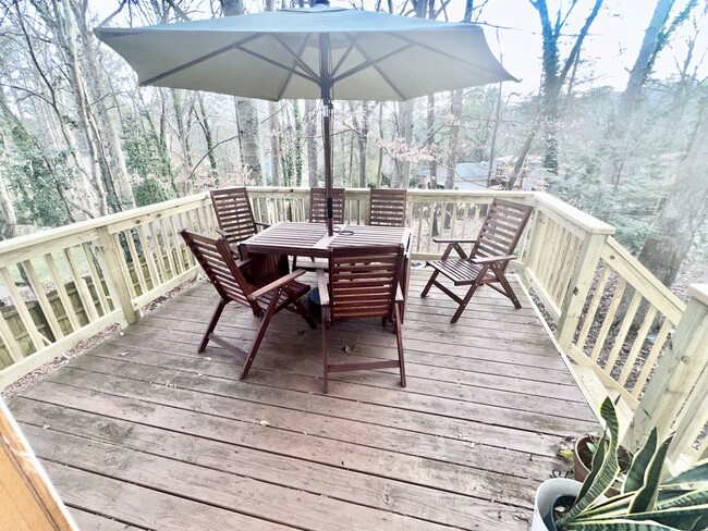 Building Photo - Great Shelley Lake Location!