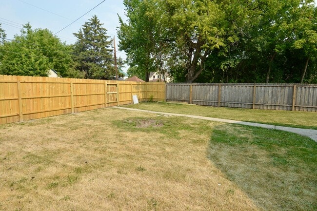 Building Photo - Updated 5 Bedroom House for Rent Near Downtown!