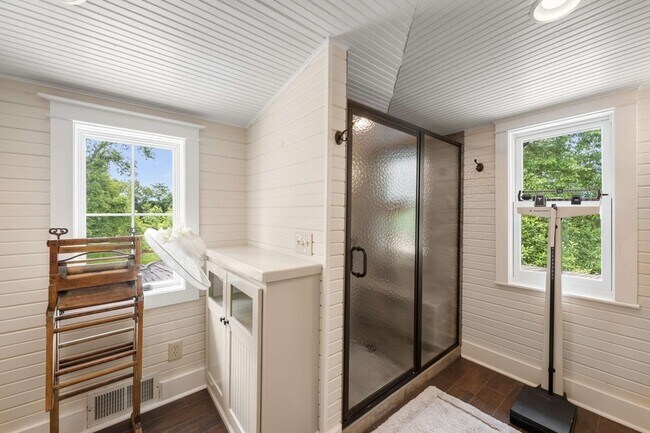 Building Photo - 405 Webb Rd W