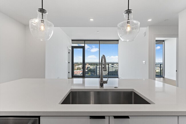 Building Photo - 2 Bed 2 Bath Apartment in West Midtown!