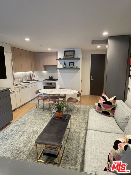 Building Photo - 877 Francisco St