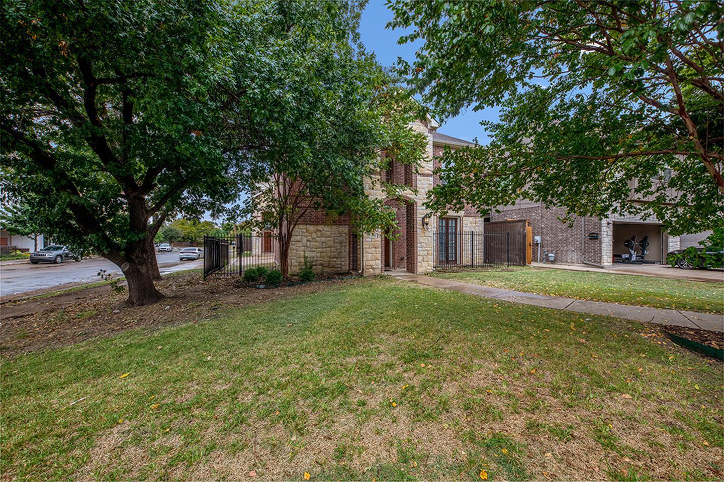 Building Photo - Gorgeous M Streets townhome with great rooftop deck