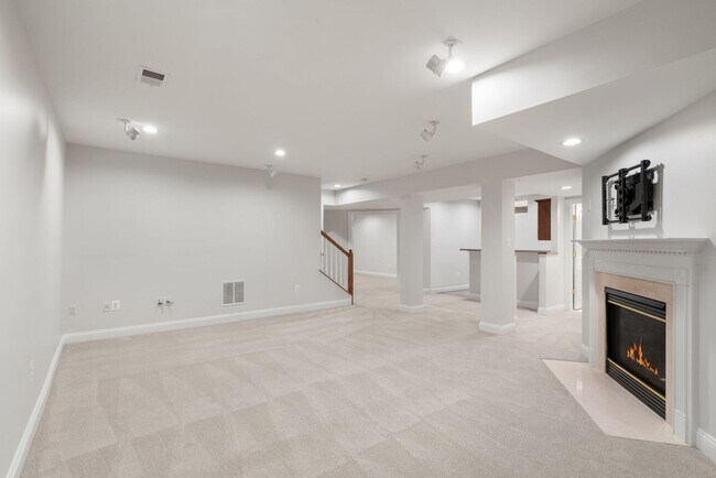 Building Photo - Stunning 4 level detached home close to the Mosaic District in Fairfax!