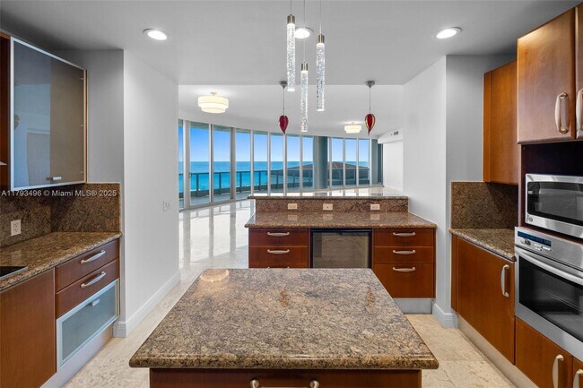 Building Photo - 5959 Collins Ave