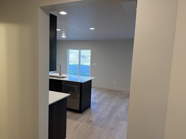 Building Photo - 4013 S Woodland Ave