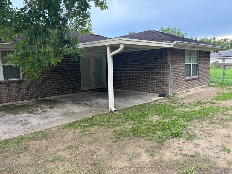 Building Photo - 632 Magnolia Dr