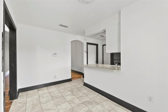Building Photo - 826 Seacliff Dr