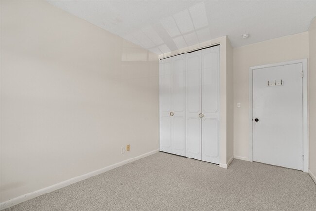 Building Photo - 10 Lake Shore Ct