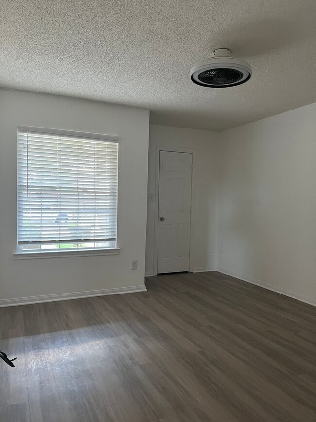 Building Photo - Duplex *LEASING SPECIAL AVAILABLE*