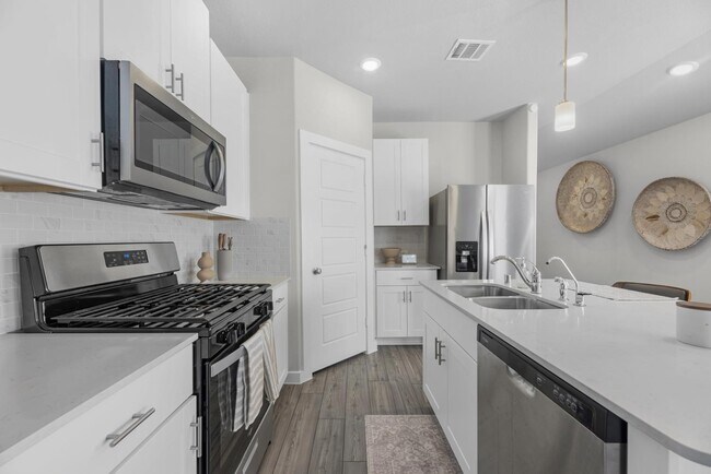 Building Photo - 18627 Etta Pnes Cir