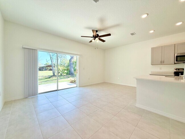 Building Photo - Designed for the way you live! 3Bedrooms/2.5Bath Edgewater Townhome