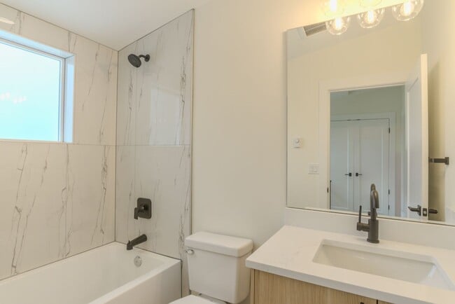 Building Photo - 2Bd/2.25Ba Seattle Home