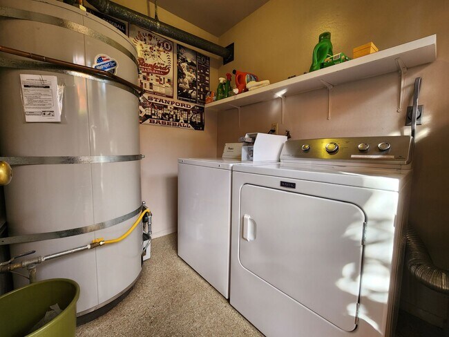 Building Photo - Updated 2br/1ba Apartment Near Downtown Palo Alto available May 9th!