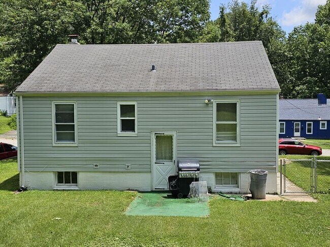 Building Photo - 25 N Marguerite Ave