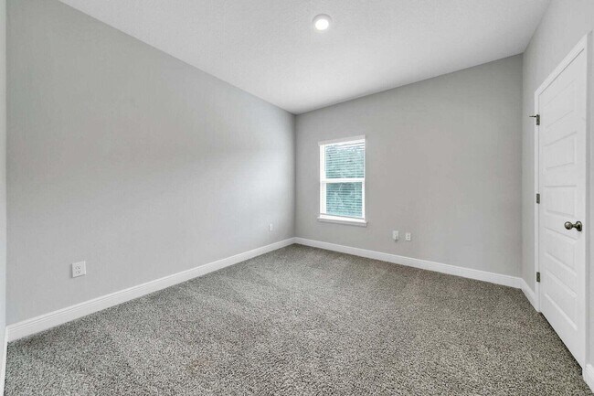 Building Photo - 44 Oak Trees Ln W