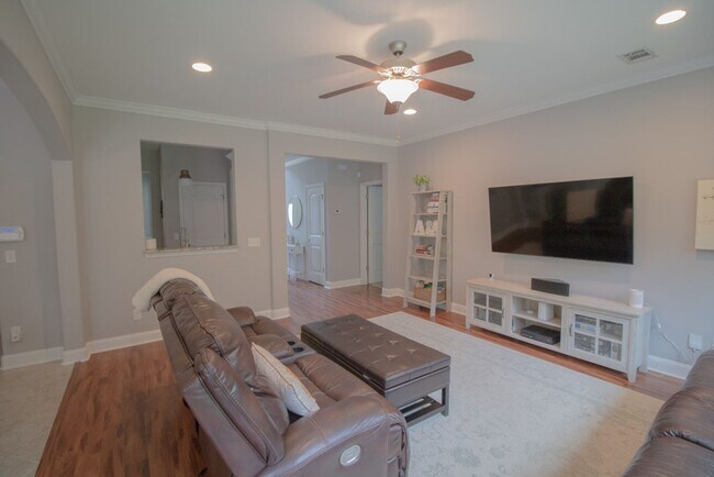 Building Photo - 4 Gresham Ln