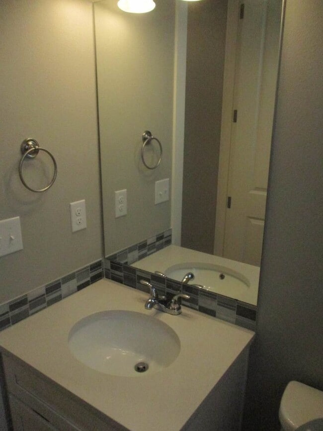 Building Photo - 4 Bedroom 2.5 Bathroom Harbor Hills Home