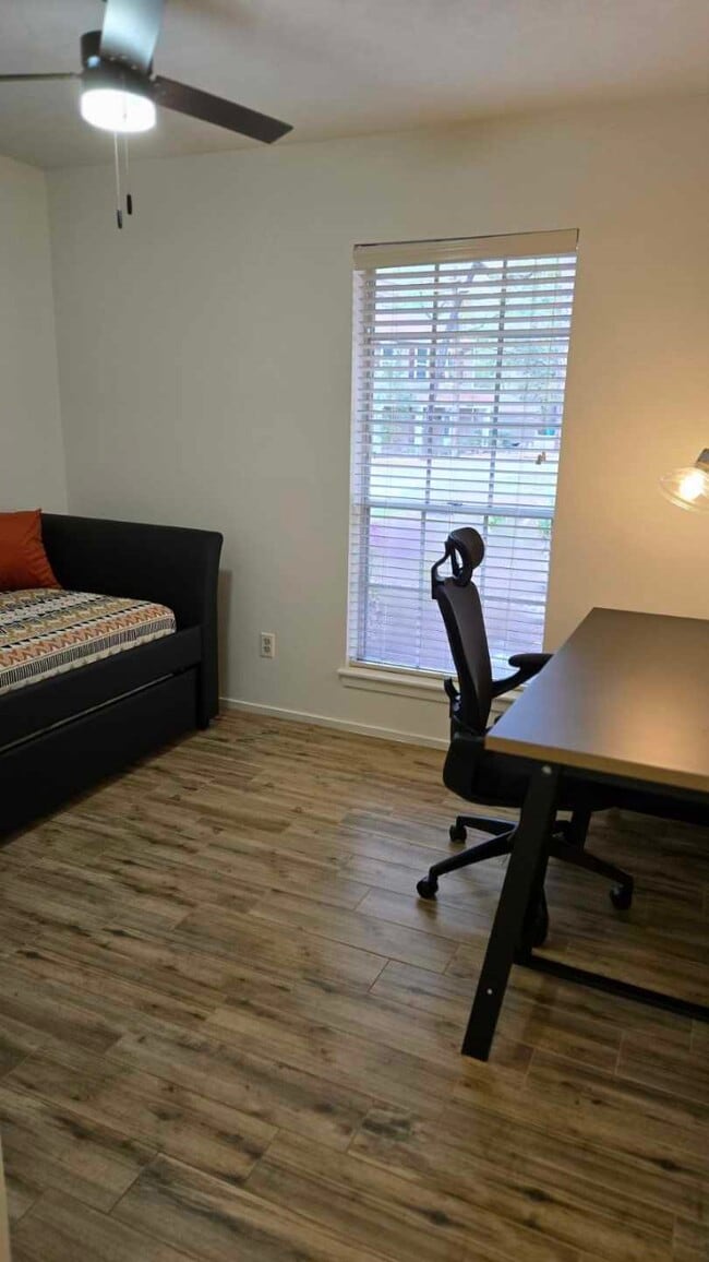 Building Photo - 2012 E Lacey Oak Cir