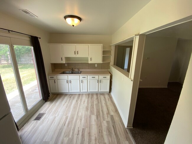 Building Photo - 3379 SW Clare Ave