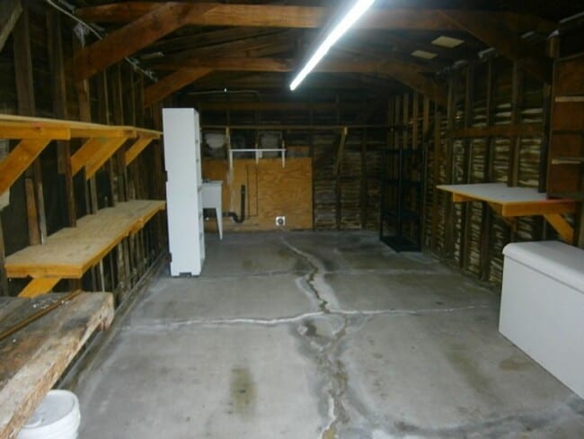 Building Photo - 2 bedroom 1 bathroom Craftsman Home locate...