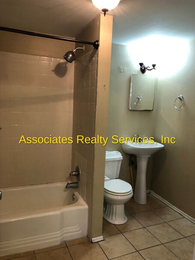 Building Photo - JOKS 5- 115 NE 9th St- MR65