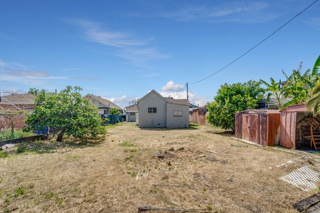 Building Photo - 2034 Eastlake Ave