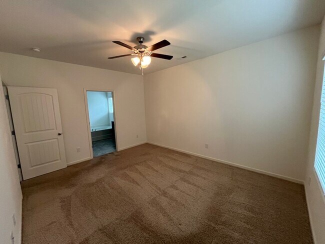 Building Photo - Move in Ready: 4 bedroom- 2 bath Beauty! Appliances Included