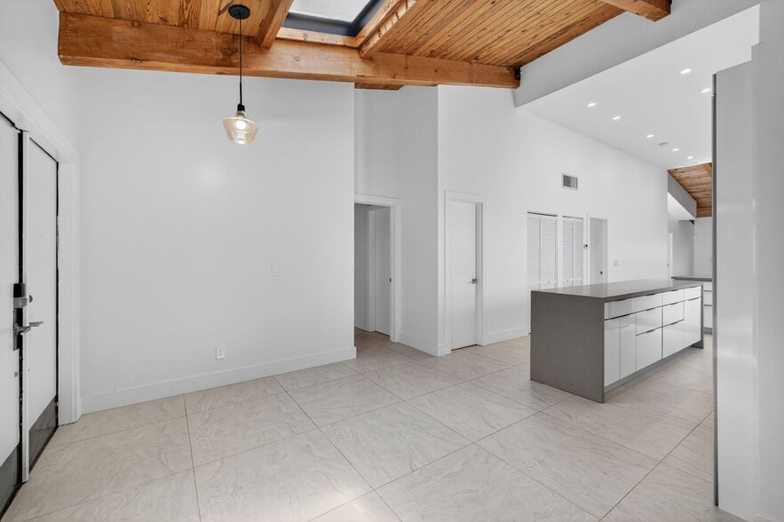Building Photo - 2619 Parkview Dr S