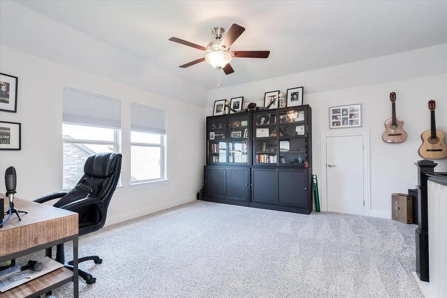 Building Photo - Room in House on Fresno Ave