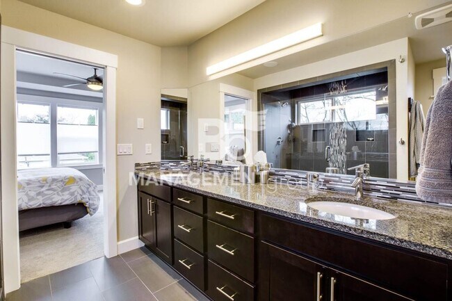 Building Photo - Close In NE Portland- Modern Townhome Across from Wholefoods and Starbucks