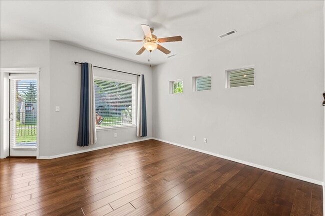 Building Photo - Centrally Located 3 Bedroom 2.5 Bathroom Home