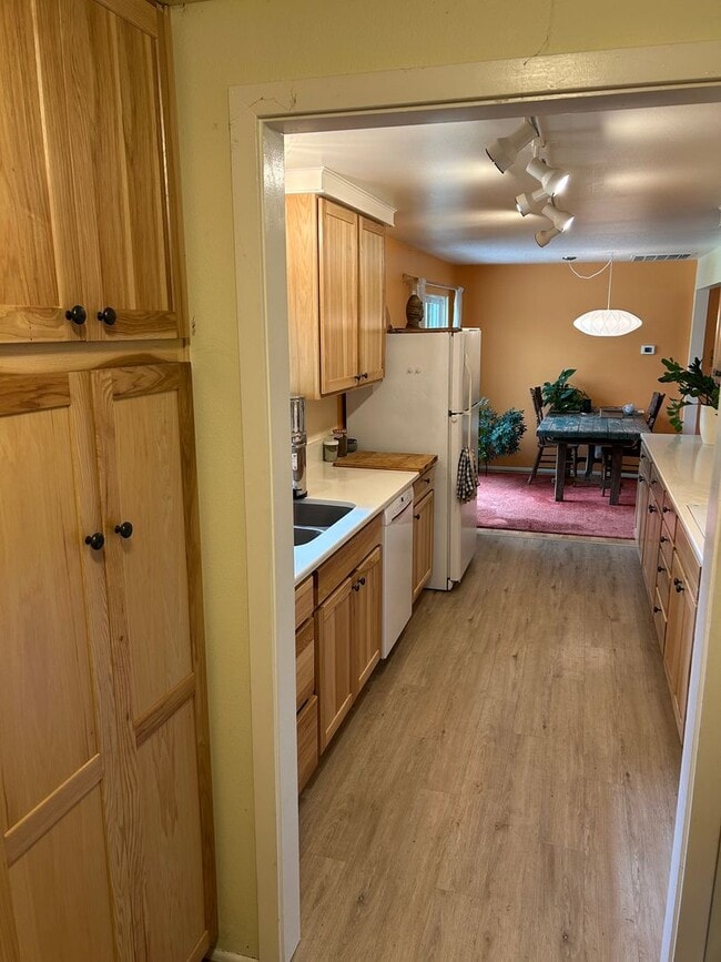Building Photo - 3 Bedroom single level home w/garage AND free landscaping