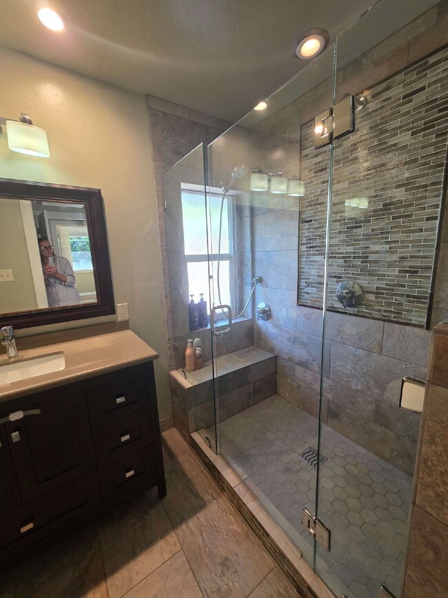 Building Photo - FOUR-BEDROOM HOME WITH PRIVATE SUITE, EXPANSIVE DECKS, GARAGE & WORKSHOP SPACE   Open House 1-2 P...