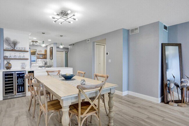 Building Photo - 1021 Hillsboro Mile
