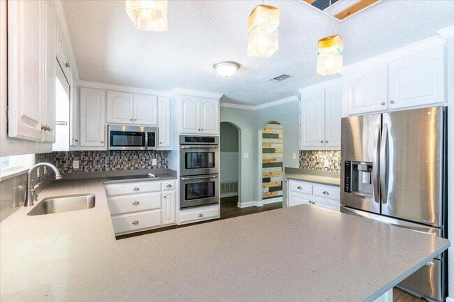Building Photo - "Charming 3-Bed Oasis with Private Pool in Fort Walton Beach!"