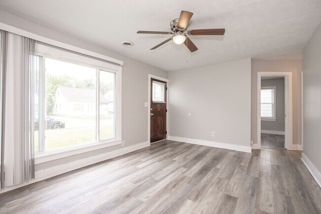Building Photo - 3 bedroom/1 bath Single House!